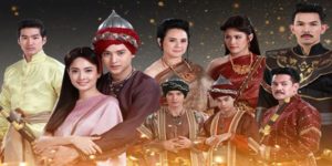 ละคร หนึ่งด้าวฟ้าเดียว 2561 “ภายใต้ใบหน้าหวานล้ำปานสตรีที่ซ่อนอยู่หลังหน้ากาก ‘ขันที’ แห่งวังหลวง” คือความแค้นที่สลักลึกและภารกิจลับที่ขันทองต้องแบกรับ ท่ามกลางกลิ่นอายสงครามที่คืบคลานเข้าสู่กรุงศรีอยุธยาและเล่ห์เหลี่ยมของเหล่าขุนนางโฉด ใครจะคาดคิดว่ารหัสลับในกลบทของแม่หญิงจอมแก่นอย่าง ‘แมงเม่า’ จะนำพาเขาไปพบกับทั้งเงื่อนงำการตายของครอบครัวและหัวใจที่ไม่อาจครองคู่ เมื่อแผ่นดินลุกเป็นไฟและกรุงเก่าล่มสลาย เส้นทางรักที่ขนานไปกับรอยเลือดและน้ำตาครั้งนี้ จะไปสิ้นสุดลงที่ขอบฟ้าใหม่แห่งกรุงธนบุรีได้อย่างไร…