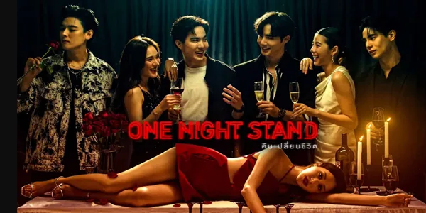 ซีรีย์ ONE NIGHT STAND คืนเปลี่ยนชีวิต 2566 ค่ำคืน April Fool’s Day ปีนั้น ควรจะเป็นเพียงการปาร์ตี้สุดเหวี่ยงครั้งหนึ่งในชีวิตของสามสาวเพื่อนสนิท: ควีน (พิม พิมประภา) ผู้เปล่งประกาย, เกล (เอสเธอร์ สุปรีย์ลีลา) ผู้เยือกเย็น, และ พะแพง (ปันปัน สุทัตตา) ผู้ซ่อนคม แต่เสียงหัวเราะและแก้วไวน์ที่ชนกันก็พลันกลายเป็นโศกนาฏกรรม เมื่อรุ่งสางมาเยือน… ควีน ถูกพบเป็นศพไร้วิญญาณลอยอืดในแม่น้ำเจ้าพระยา! มิตรภาพอันยาวนานถูกพังทลายลงในพริบตา เมื่อ เกล และ พะแพง ตกเป็นผู้ต้องสงสัยในคดีฆาตกรรมสุดสะเทือนขวัญ ทุกร่องรอยของการสืบสวนกำลังชำแหละอดีต เปิดเผยความลับดำมืดที่ถูกซ่อนไว้ภายใต้คำว่า ‘เพื่อนรัก’ เมื่อความรัก การทรยศ และการหักหลัง กลายเป็นแรงจูงใจที่แสนอันตรายในเกมแห่งความจริงที่ไม่มีใครอยากเป็นผู้แพ้