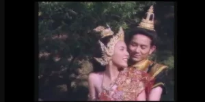 ละคร พิกุลทอง 2545 (EP.1-30 ตอนจบ) END วันหนึ่งนางพิกุลทองเกิดร้อนรุ่มกลุ้มอุรา จึงได้ลาท้าวสัณนุราชไปเล่นน้ำกับพระพี่เลี้ยงในลำธาร ท้าวสัณนุราชจึงให้วางตาข่ายและทุ่นไว้รอบท่าน้ำ เพราะโหรทำนายว่านางจะต้องพลัดพรากจากเมือง