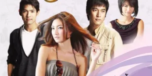 ละคร บ่วงหงส์ 2552 ชีวิตที่เคยเป็นดั่งเจ้าหญิงของพิมพ์ลภัสพังทลายลงในชั่วข้ามคืน เมื่อพ่อผู้เป็นที่พึ่งพาจากไปพร้อมกับกองหนี้มหาศาล เธอต้องทิ้งคราบคุณหนูเอาแต่ใจและก้าวเข้าสู่โลกที่โหดร้าย เพื่อความอยู่รอด เธอต้องยอมรับภารกิจลับอันตราย ที่จะนำพาเธอไปสู่โชคชะตาที่ไม่คาดคิด ณ โรงแรมจารวีท่ามกลางขุนเขาและหมอกหนา ที่นั่นเธอจะได้พบกับรเมศ เจ้าของโรงแรมผู้สุขุมและเปี่ยมด้วยคุณธรรม เขาคือคนที่เธอต้องขโมยหลักฐานสำคัญ…แต่หัวใจของเธอกลับถูกขโมยไปเสียเอง