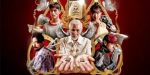 เดอะ สโตน พระแท้ คนเก๊ 2025 เอก ชายหนุ่มผู้แบกรับชะตากรรมของบิดาที่กำลังป่วยหนักไว้บนบ่า เขาไม่เคยรู้เลยว่า “พระเครื่องเก่าแก่” เพียงองค์เดียวที่นำไปประเมินราคานั้น จะไม่ใช่แค่ทางรอด…แต่มันคือกุญแจสู่อาณาจักรสีเทาที่เต็มไปด้วยเล่ห์กล ทันทีที่เซียนพระประกาศว่านี่คือ “พระสมเด็จเฮียรัตน์” พระในตำนานที่หายสาบสูญไปกว่าสามทศวรรษ มูลค่าร้อยล้านบาทก็ส่องประกายเรืองรองราวกับแสงตะเกียงที่ดึงดูดผีเสื้อ…และเหล่าเซียนพระก็คือผีเสื้อเหล่านั้น การช่วยเหลือจาก เซียนหมวย อาจนำทางเอกเข้าสู่เวทีประกวด แต่แท้จริงแล้ว เขากำลังก้าวเข้าสู่ สมรภูมิหักเหลี่ยมเฉือนคม ที่พร้อมจะกลืนกินชีวิตเขาไปพร้อมกับพระเครื่ององค์นั้น