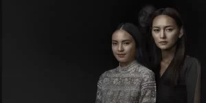 เพื่อน..ที่ระลึก 2560 ปี 2540 คำสาปที่เกิดจากความวิบัติแห่ง “ต้มยำกุ้ง” ได้กัดกินคำสัญญาของเพื่อนรักสองคน “อิ๊บ” และ “บุ๋ม” ทั้งคู่สาบานจะจบชีวิตลงด้วยกันบนตึกร้างที่ร่ำลือ แต่มีเพียงร่างไร้วิญญาณของอิ๊บเท่านั้นที่ร่วงหล่นไป 20 ปีผ่านไป “บุ๋ม” (บี น้ำทิพย์) นักธุรกิจหญิงผู้เข้มแข็ง พาลูกสาว “เบล” (ลิลลี่ อภิชญา) ย้อนคืนสู่สถานที่เกิดเหตุในคืนอาถรรพ์ และในคืนนั้นเอง… วิญญาณของอิ๊บก็กลับมาทวงหนี้แค้นและคำสาบานผ่านร่างของลูกสาวเพื่อนรัก ด้วยเสียงกระซิบยามค่ำคืนว่า “แกจะไม่ปล่อยให้ฉันตายคนเดียว”