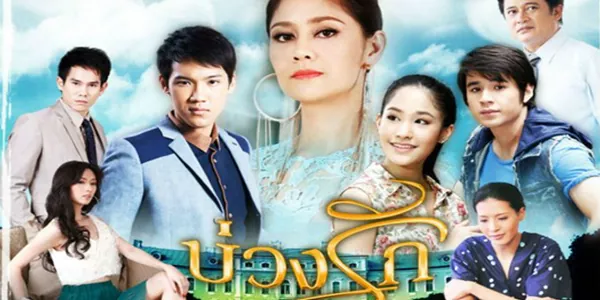 ละคร บ่วงรัก 2555 ภายใต้หน้ากากแห่งเกียรติยศและวิวาห์ที่สร้างจากผลประโยชน์ ธานินทร์ ซุกซ่อนความลับและหัวใจที่แตกสลายไว้เบื้องหลัง ทว่าร่องรอยแห่งอดีตที่เขาเคยทิ้งไว้กลับเติบโตขึ้นในเงามืด เมื่อโชคชะตาเล่นตลกส่งลูกที่เขาไม่เคยรู้ว่ามี เข้าสู่กงล้อแห่งความแค้นของ อังคณา ภรรยาผู้พร้อมจะทำลายทุกอย่างที่ขวางหน้า บทสรุปของความรักที่ผิดที่ผิดทางครั้งนี้ จะลงเอยด้วยรอยเลือดหรือหยดน้ำตาแห่งการอภัย