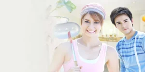 ละคร สะใภ้ก้นครัว 2551 เมื่อความรักแบบ “American Dream” ต้องมาปะทะกับ “Thai Tradition” อย่างจัง แทนไท หนุ่มไทยนักเรียนนอกแทบจะกุมขมับ เมื่อต้องพาสาวอเมริกันสุดมั่นอย่าง ซินดี้ กลับบ้านเกิดที่มี กำนันเทียน พ่อจอมเฮี้ยบผู้ยึดถือขนบประเพณีเป็นที่หนึ่ง คอยจ้องจับผิดอยู่ทุกฝีก้าว ทางออกสุดท้ายที่นึกได้จึงคือการเปลี่ยนโฉม “แหม่มสาว” ให้กลายเป็น “สาวใช้” ในนาม “ลำใย” งานนี้ซินดี้ต้องวางแก้วกาแฟมาจับสาก ปะทะฝีมือตำน้ำพริกกับ รัชนี คู่แข่งหัวใจสาวไทยแท้ๆ ที่จ้องจะงาบแทนไทอยู่ตลอดเวลา ท่ามกลางกลิ่นปลาร้าและคราบน้ำตาแห่งความฮา… ความลับจะแตกหรือหัวใจจะวายก่อนกัน