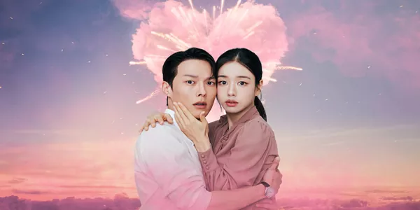 จุ๊บระเบิดใจ Dynamite Kiss 2025 เกาะเชจูเป็นดั่งภาพฝัน… และฝันนั้นมีชื่อว่า โกดาริม เธอได้จุดไฟปรารถนาอันเร่าร้อนกับ กงจีฮยอก หัวหน้าทีมเพอร์เฟกต์แห่งบริษัทผลิตภัณฑ์เด็กอ่อน แต่ความสัมพันธ์ฉาบฉวย หรือที่เรียกว่า ‘fling’ ก็จบลงอย่างกะทันหัน หลายปีผ่านไป โชคชะตาที่เล่นตลกก็โยนดาริมที่สิ้นหวังเรื่องงานให้กลับมาเผชิญหน้ากับเขาอีกครั้งในฐานะพนักงานใหม่ในทีมของจีฮยอก เพียงแต่ครั้งนี้ เธอมาพร้อมกับ ‘สถานะ’ คุณแม่ที่แต่งงานแล้วที่เธอสร้างขึ้นมาเพื่อแลกกับงานในฝัน! จีฮยอกจำรสจูบในคืนนั้นได้ดี และยิ่งได้ใกล้ชิด เขาก็ยิ่งตกหลุมรักเธออย่างถอนตัวไม่ขึ้นภายใต้ความเข้าใจผิดที่ว่า… เธอเป็นของคนอื่นแล้ว! เมื่อความลับต้องรักษาไว้ด้วยการขอให้เพื่อนสนิทมารับบท ‘สามีกำมะลอ’ ความอลวนปนดราม่าที่ยากจะควบคุมจึงเริ่มต้นขึ้น…