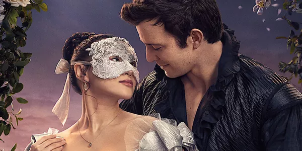 บริดเจอร์ตัน วังวนรัก เกมไฮโซ (Bridgerton) ซีซั่น 4 “ภายใต้แสงเทียนและหน้ากากที่ปิดบังใบหน้า หญิงสาวในชุดสีเงินเปรียบดั่งมนตราที่ร่ายใส่หัวใจของศิลปินหนุ่มแห่งตระกูลบริดเจอร์ตันเพียงชั่วข้ามคืน ทว่าเมื่อระฆังเที่ยงคืนดังเหง่งหง่าง เธอกลับเลือนหายไปราวกับหยาดน้ำค้าง ทิ้งไว้เพียงปริศนาที่เขาสลัดไม่หลุดนานนับสองปี ใครจะคิดว่า ‘เลดี้ในชุดเงิน’ ผู้สูงศักดิ์ในวันนั้น แท้จริงคือสาวใช้ผู้ยากไร้ที่ถูกพันธนาการด้วยอดีตอันขมขื่น เมื่อความรักต้องเลือกระหว่างเสียงเรียกร้องของหัวใจกับกำแพงชนชั้นที่สูงตระหง่าน… พวกเขาจะยอมแลกทุกอย่างเพื่อตอนจบที่สมหวังหรือไม่”