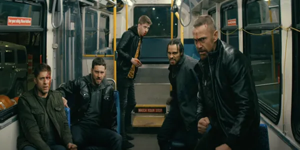 การต่อสู้ในรถบัสกับนักเลง 5 คน